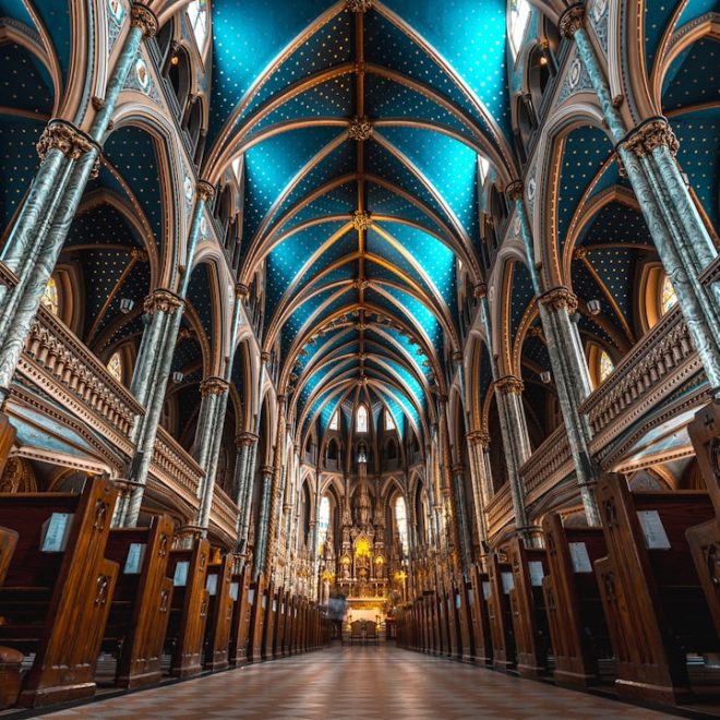 Rêve d&rsquo;église: Une exploration mystique de la foi