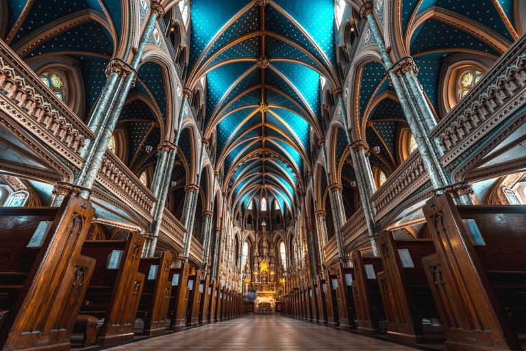 Rêve d&rsquo;église: Une exploration mystique de la foi